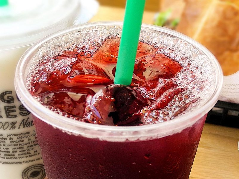 Vaso de agua fresca de jamaica con hielo