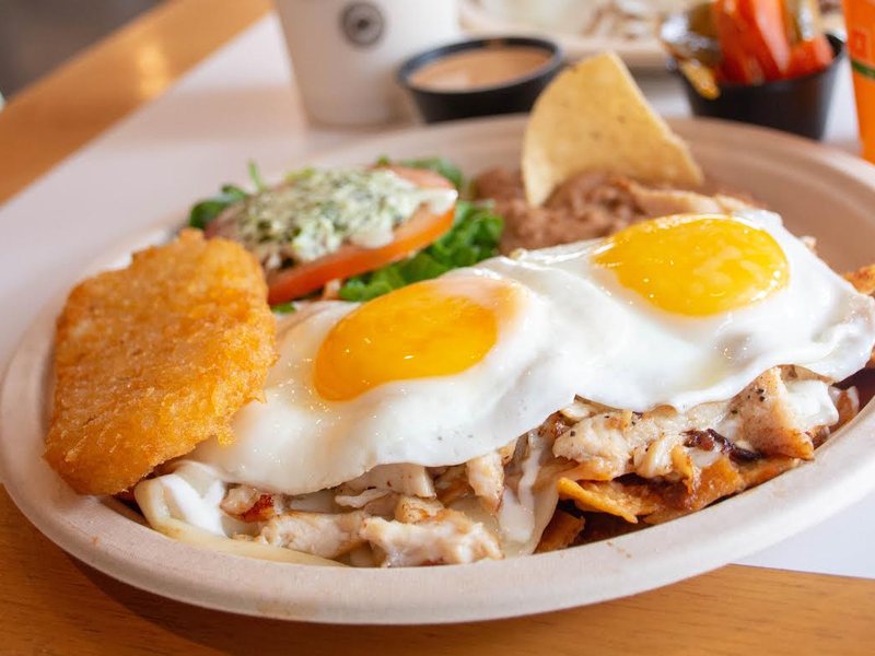 Plato de chilaquiles con huevos estrellados y papa hashbrown