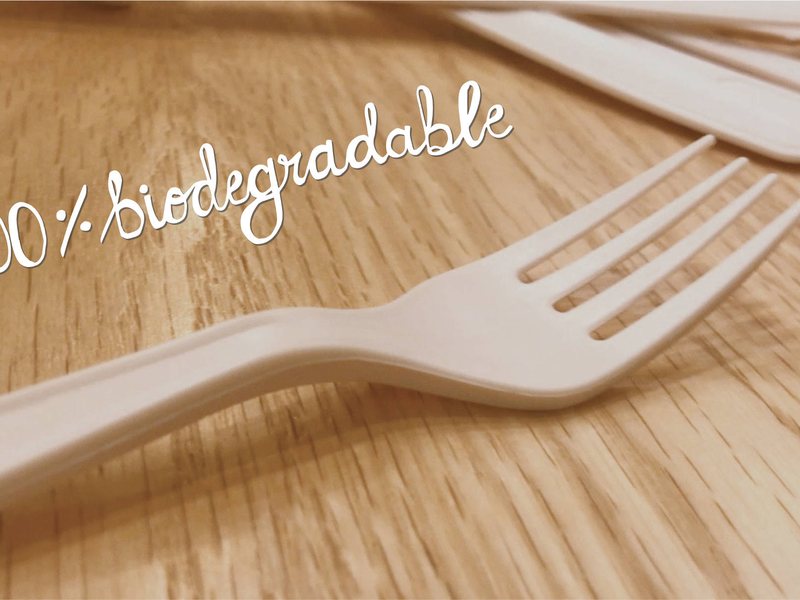 Cubiertos biodegradables junto a la leyenda 100% biodegradable