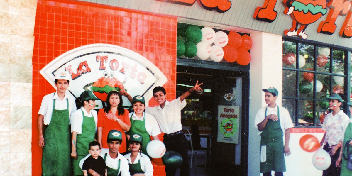 El equipo de La Torta Plaza frente a una de las primeras sucursales