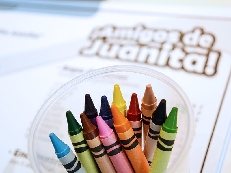 Manteleta para colorear con crayones del menú infantil